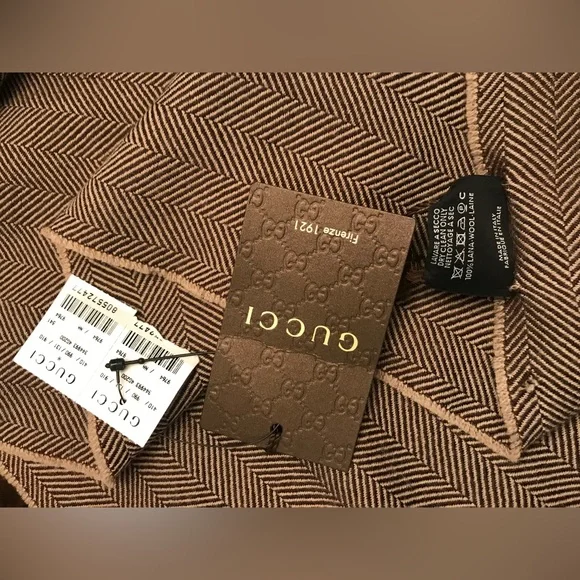 NWT (with flaws) PLEASE SEE PHOTOS FOR FLAWS New Gucci 344993Wool Logo Scarf